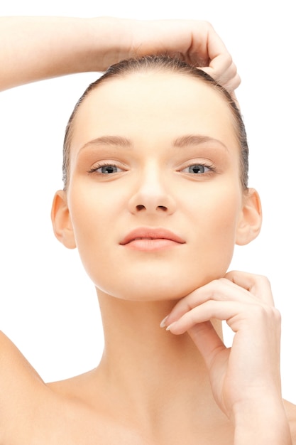 Jak ujędrnić skórę twarzy skutecznie i naturalnie