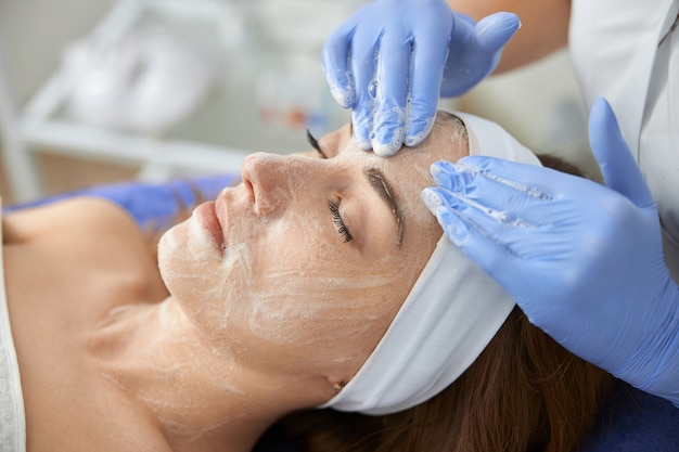 Peeling kawitacyjny w ciąży forum – bezpieczeństwo i opinie