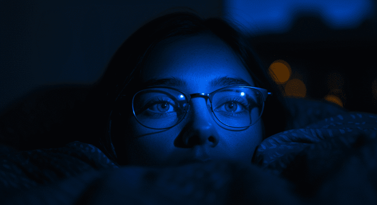 Niebieskie światło wpływ na zdrowie i sen – jak je ograniczyć?